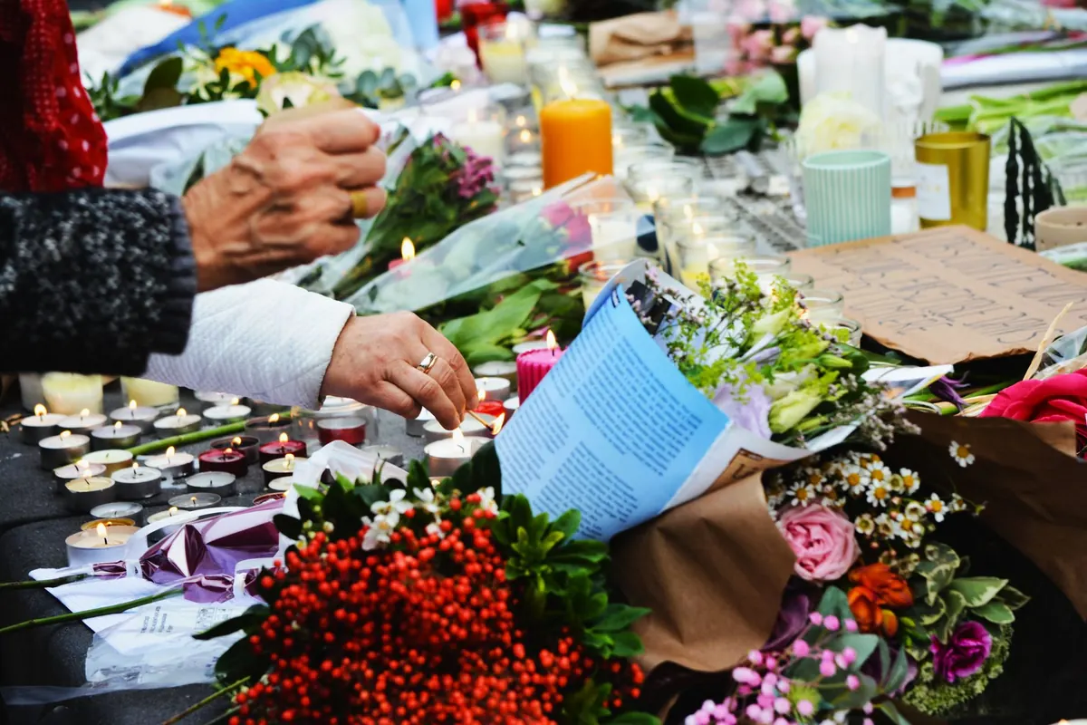Memorial Service vs. Funeral: Key Differences and How to Plan Each